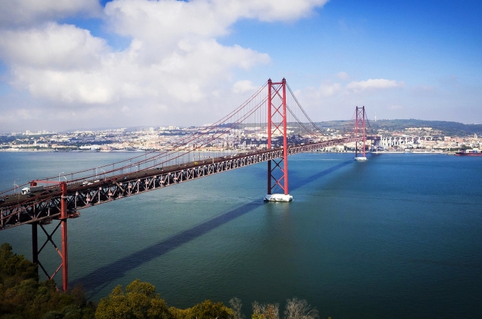 Ponte 25 de Abril com limitações de velocidade devido ao  - Visão