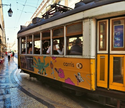 Elétrico 28: dicas para andar no bondinho mais famoso de Lisboa